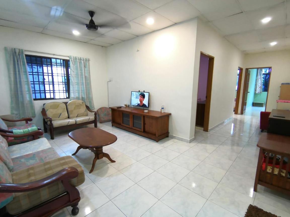 Cosy Homestay Ulu Tiram Buitenkant foto